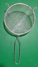 Сито з нержавійки кругле з ручкою та двома фіксаторами A-Plus FS1016 14см