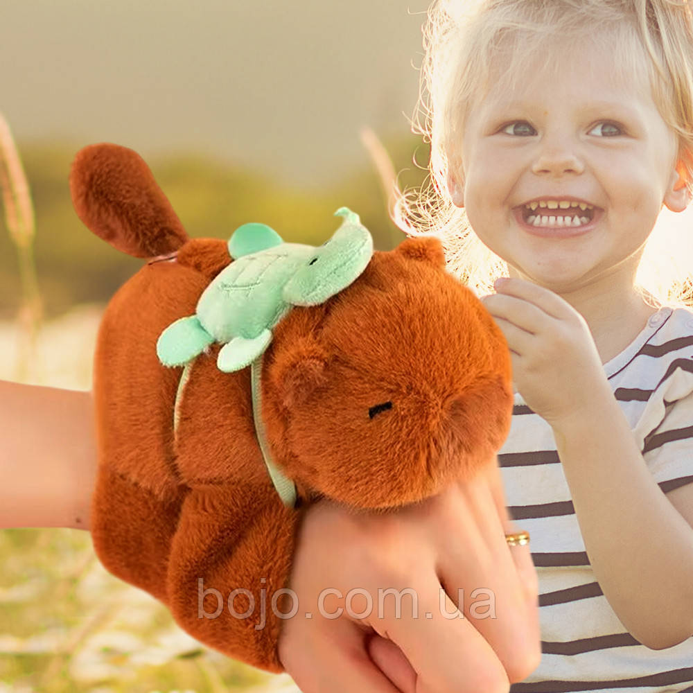 М'яка іграшка-браслет на руку "Капібара з рюкзачком" з хвостиком, Коричневий (360T)