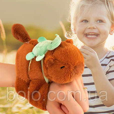 М'яка іграшка-браслет на руку "Капібара з рюкзачком" з хвостиком, Коричневий (360T), фото 1