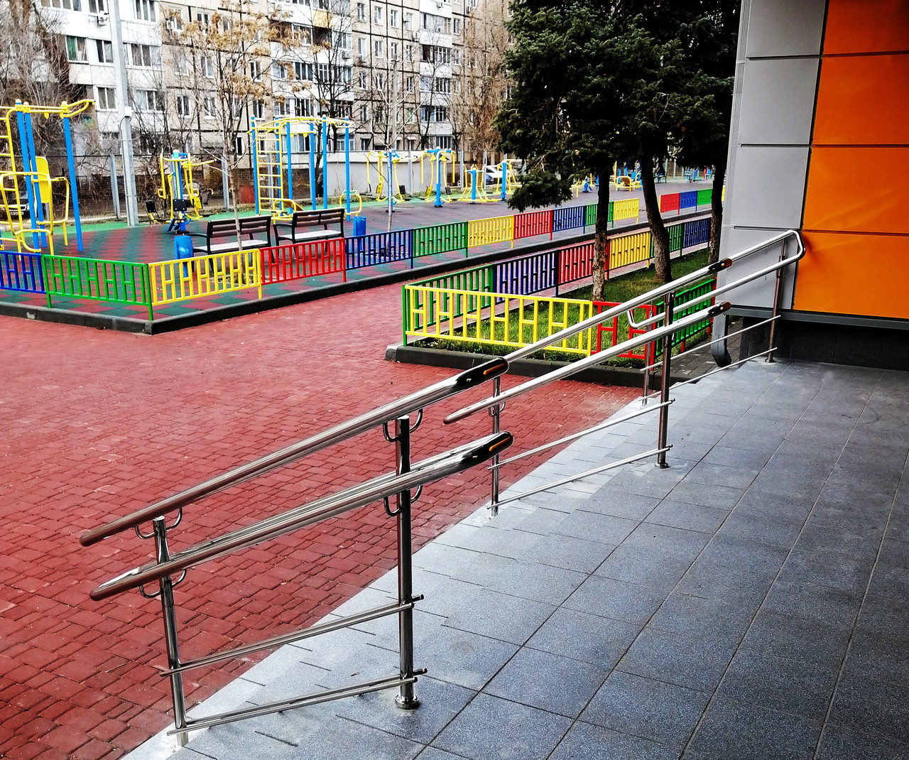Розділювач потоків на сходи та подвійні поручні до нього з металу - від виробника, Костопіль  Рівненської області