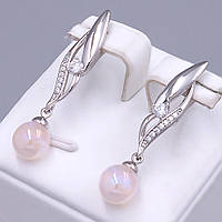 Сережки XР. Родій. Камені: перли з рожевим відтінком та білий циркон. Довжина: 35 мм. Ширина: 8 мм.