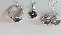 Набір срібних прикрас з чорною керамікою та камінням "Квадрат".