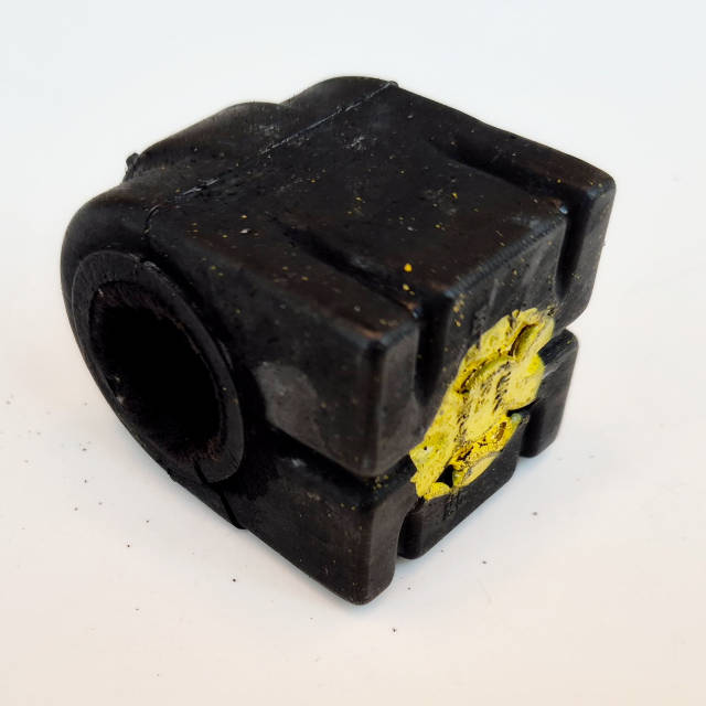 BDL Втулка переднего стабилизатора оригинальная левая/правая