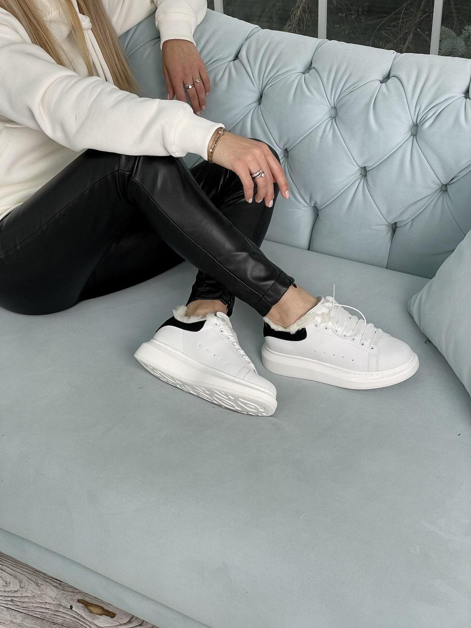 Жіночі зимові кросівки McQueen black white FUR (білі з чорним) низькі стильні черевики на хутрі art6905 vkross, фото 1