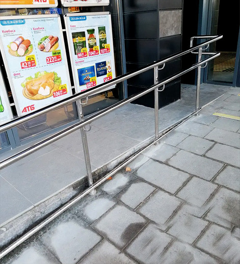 Перила пандусні з металу нержавіючої сталі з подвійним поручнем — виготовлення, доставка та монтаж