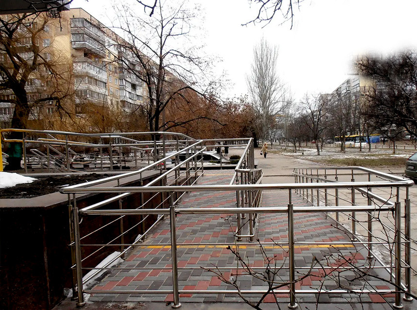 Перила металеві пандуса з нержавійки AISI 304, поручень Ø 38 мм, стійка Ø 42 мм, 2 ригелі Ø16 мм, Підволочиськ