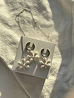 Набір з ланцюжка та сережок з каштанками білого кольору.