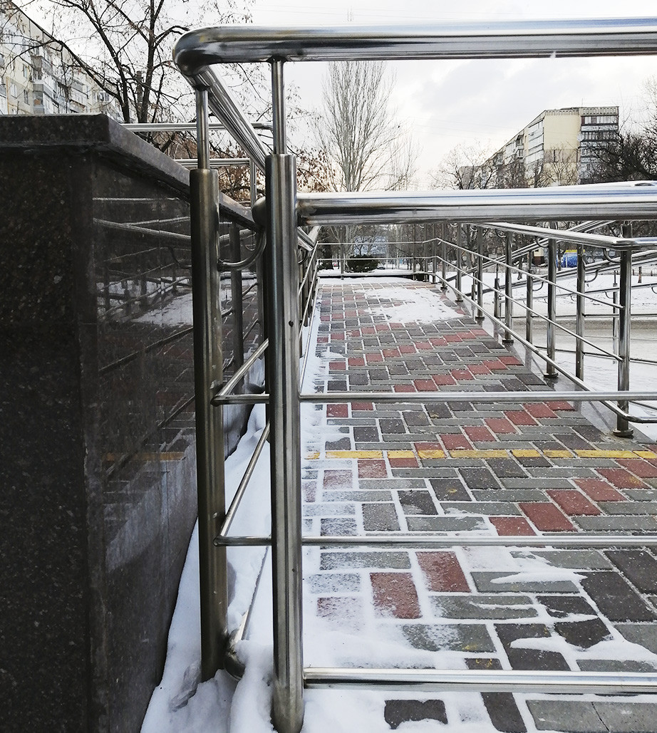 Огородження пандуса з нержавіючої сталі AISI 304, поручень Ø 42 мм, стійка Ø42 мм, 2 ригелі Ø12 мм, Барвінкове