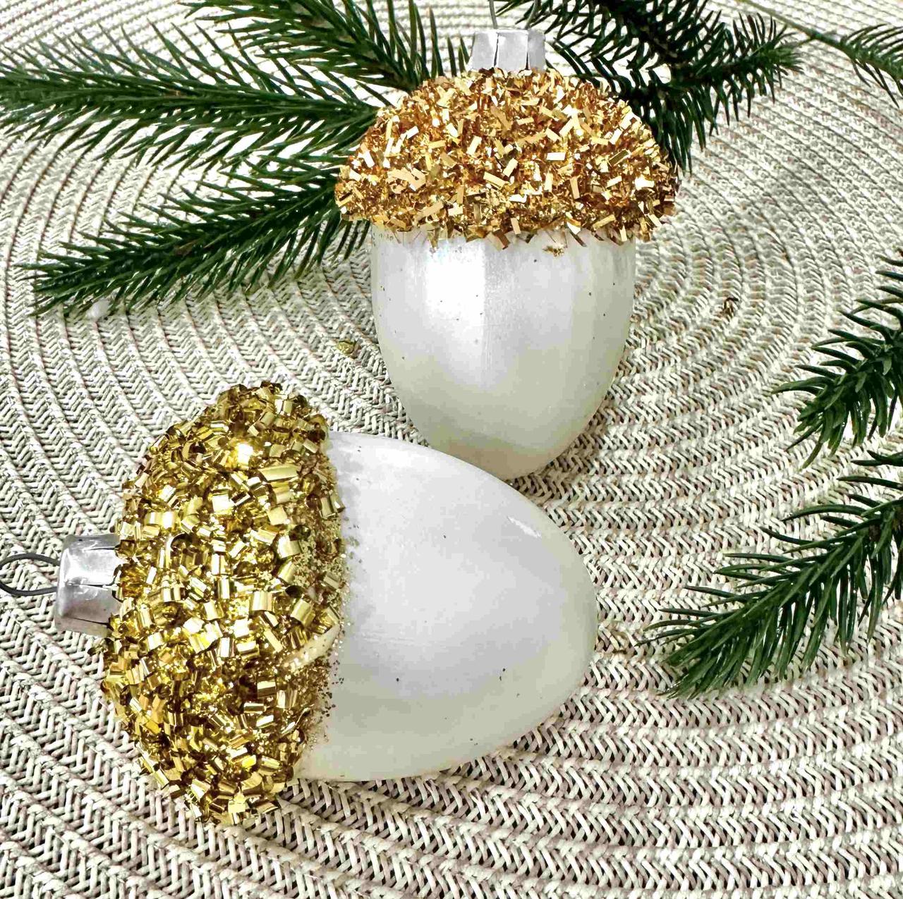 Підвіска жолудь штучний шапка з мішури 5 х 7см, білий з золотими шапками, за 1 шт 10800, фото 1