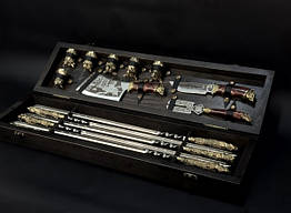 Набір шампурів диких звірів Макс з сікач, ножем, виделкою і чарки в дерев'яний кейс.