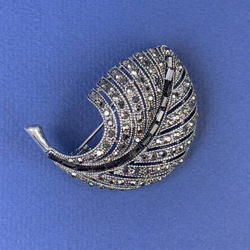 Брошка Пір'я сірі та чорні стрази темно-сріблястий метал d-47х34мм +-
