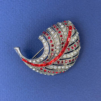 Брошка Пір'я білі та червоні стрази темно-сріблястий метал d-47х34мм +-