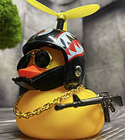 Аксессуар автомобильная утка в шлеме в салон на торпеду с оружием