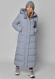 Жіночий довгий пуховик сіро-блакитного кольору 8898, фото 6