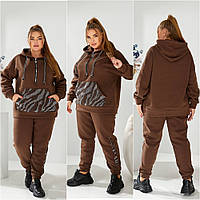 Теплый спортивный женский костюм на флисе со стразами , красивая кофта - худи и штаны с манжетом 48-58 мокко