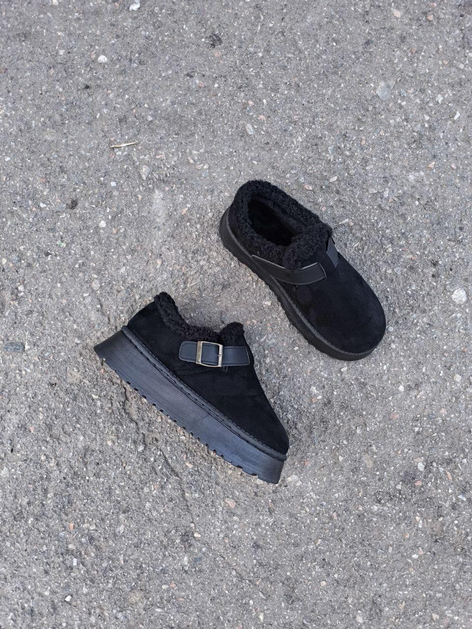 Угги короткие ЧЕРНЫЕ BLACK с ремешком на высокой подошве  с утепленной стелькой женские