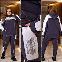 Женский теплый спортивный костюм на флисе украшен стразами р-48-58 . Кофта - худи с капюшоном и штаны . Графит