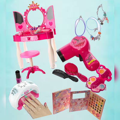 Трюмо, косметика, біжутерія, набори для манікюру і перукаря