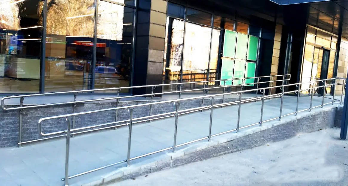 Огородження пандуса з нержавіючої сталі AISI 304, поручень Ø 42 мм, стійка Ø42 мм, 2 ригелі Ø12 мм, Батурин