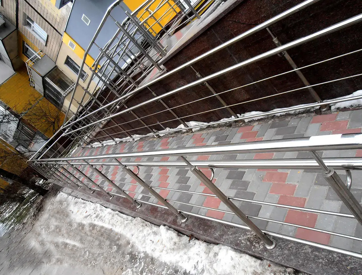 Опори сталеві біля пандуса боков пандуса з нержавійки AISI 201, поручень  Ø 38 мм, стійка Ø 38 мм, 3 ригелі Ø16 мм, Світловодськ