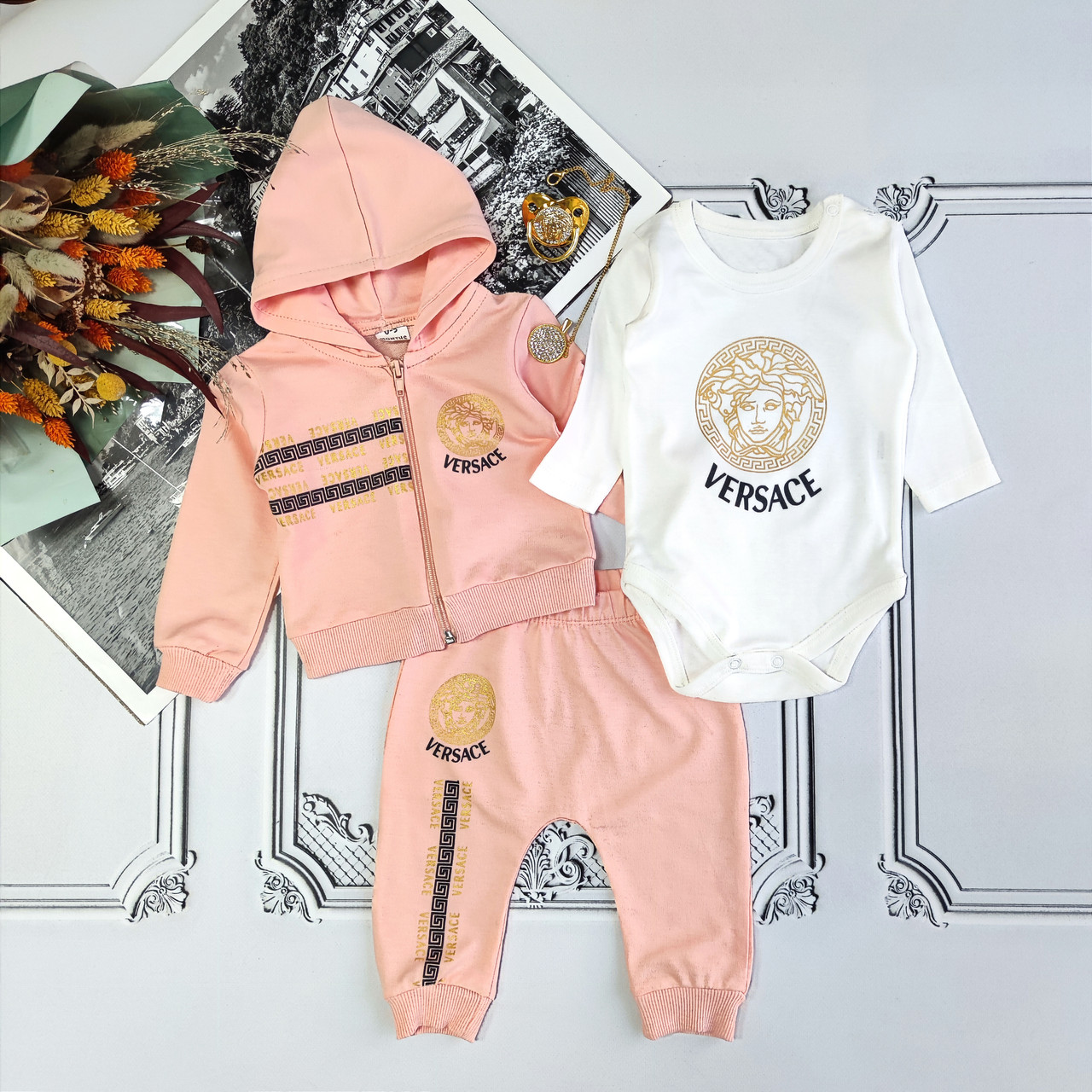 Персиковий костюм Versace для новонародженої дівчинки, комплект 3 предмети