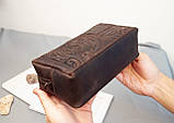 Велика чоловіча шкіряна косметичка коричнева з тисненням Плин Часу, фото 3