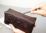 Велика чоловіча шкіряна косметичка коричнева з тисненням Плин Часу, фото 6