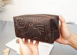 Велика чоловіча шкіряна косметичка коричнева з тисненням Плин Часу, фото 7