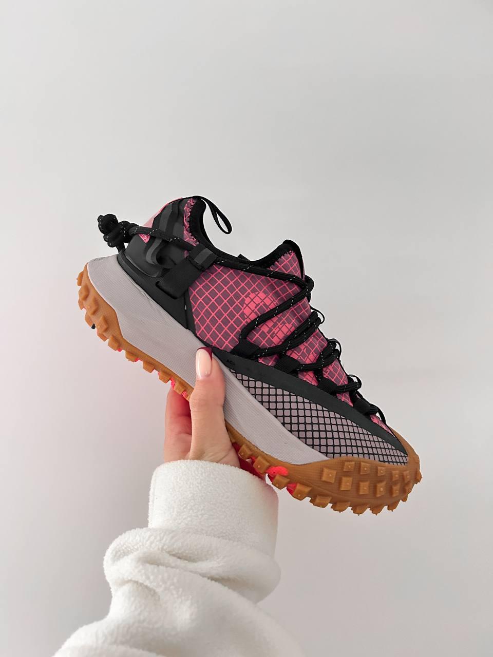 Зимові Жіночі Кросівки Nike ACG Mountain Fly Low Flash Crimson / Найк АСГ Маунтін Флай Низькі Рожеві