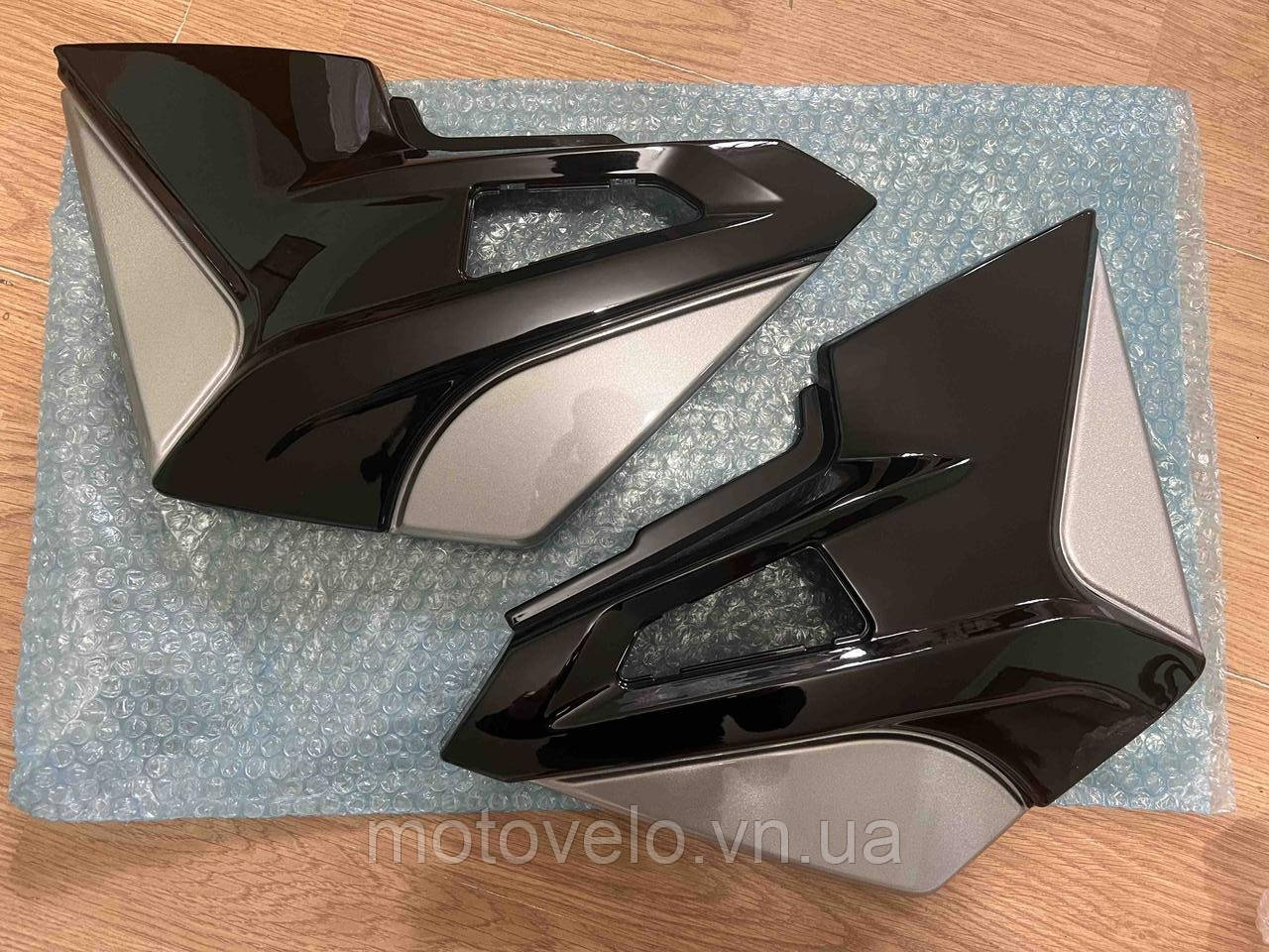 Пластик боковий центральний (л+п) Mustang MT-200-8 REGION чорний