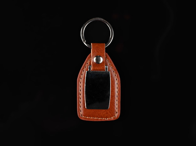 Брелок шкірзам, під гравіювання. Колір коричневий. 95х40мм