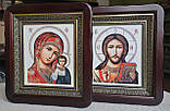 Ікони вінчальні Спаситель та П.Б. Казанська в темному фігурному дерев'яному кіоті під склом, розмір 26 * 23,сюжет 15*18., фото 2