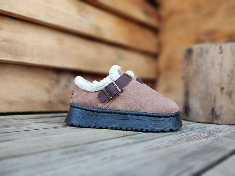 Уги-тапки UGG короткі CAMEL з ремінцем на високій підошві з утепленою устілкою жіночі, фото 3
