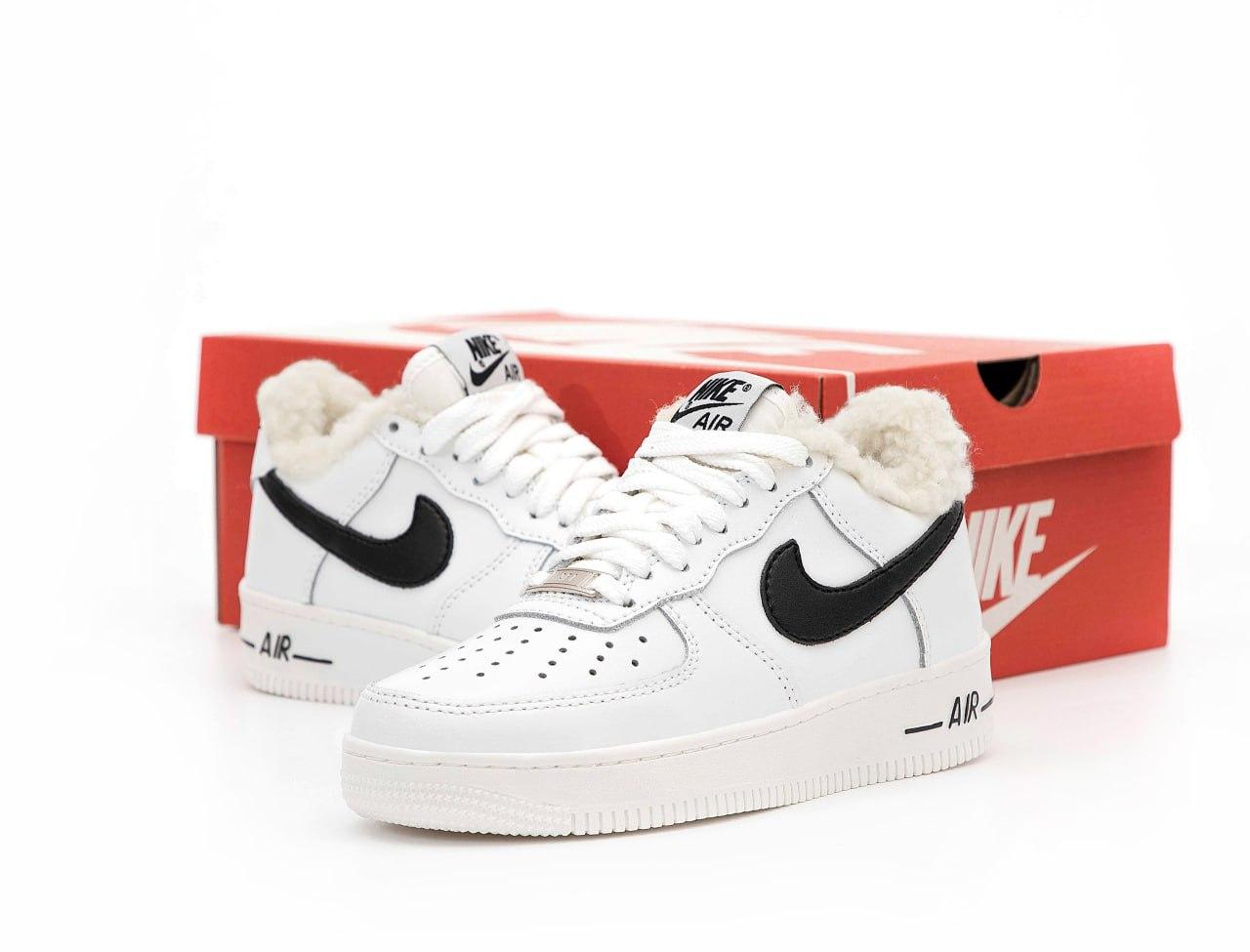 Зимові Кросівки Nike Air Force 1 Low White Black Winter Fur | білі з чорними елементами, хутро всередині, розміри 36–45
