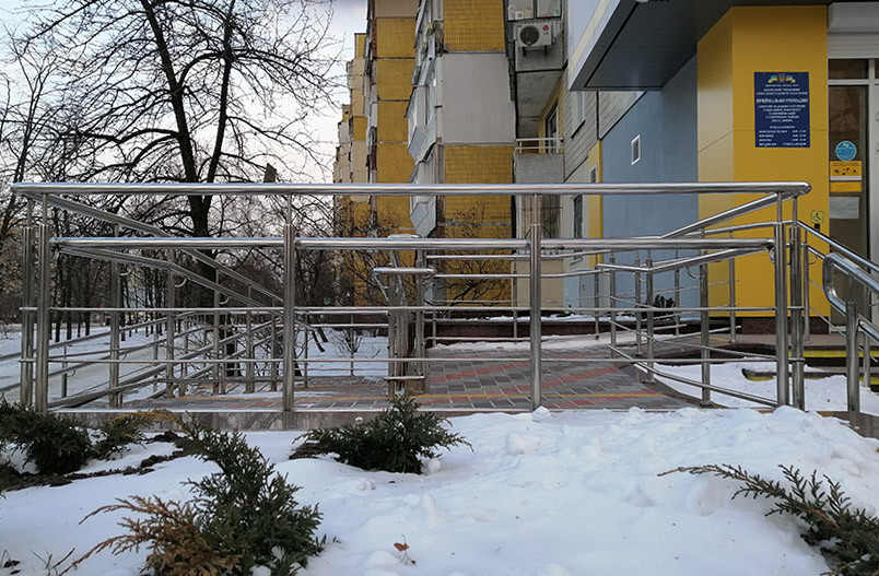 Огородження пандуса з нержавіючої сталі AISI 304, поруч Ø 42 мм, стійка Ø 42 мм, 3 ригелі Ø12 мм, Біляївка