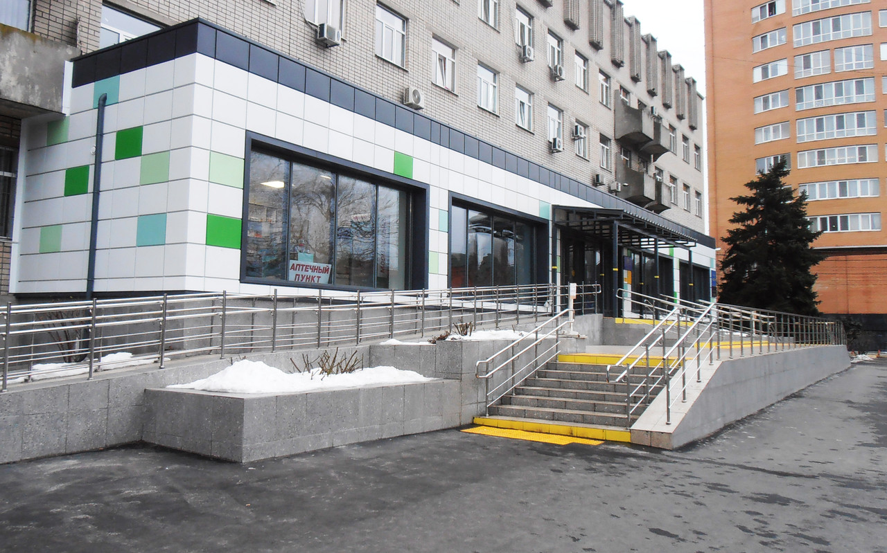 Опори бокові у вигляді перил до пандуса з нержавіючої сталі AISI 201, поручень Ø 38 мм, стійка Ø 38 мм, 2 ригелі Ø16 мм, Ромни