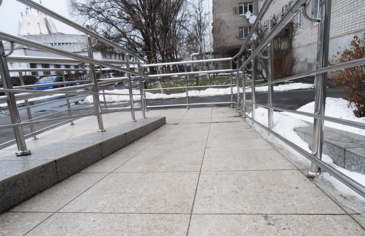 Огородження до пандуса з нержавіючої сталі AISI 304, поруч Ø 42 мм, стійка Ø 38 мм, 2 ригелі Ø12 мм, Бершадь