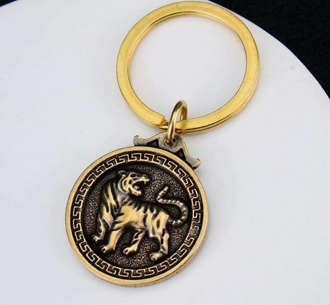Латунний круглий брелок із знаком зодіаку за китайським календарем та символом удачі й фінансового благополуччя ТИГР