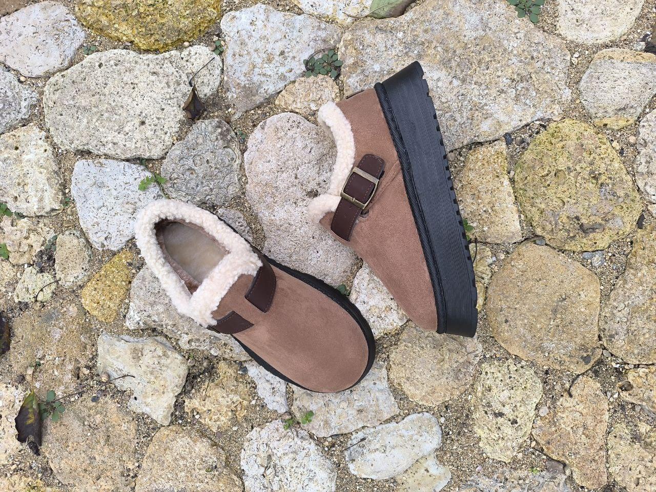 Угги-тапки UGG короткие CAMEL с ремешком на высокой подошве  с утепленной стелькой женские