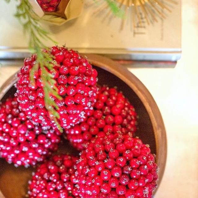 Декор пінопластової кулі намистинами