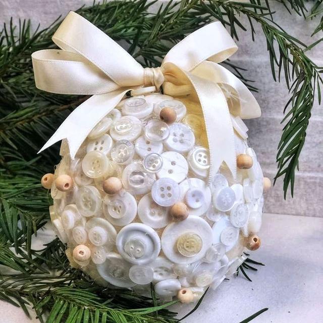 Декор новорічної кулі гудзиками
