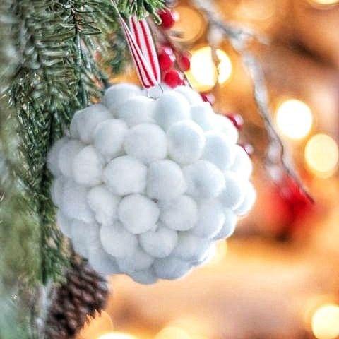 Декор новорічної кулі помпонами