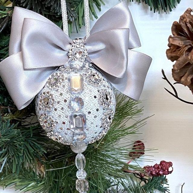 Декорування стразами новорічної кулі