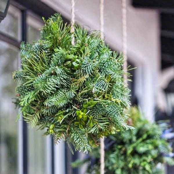 Як прикласити новорічну кулю хвойними гілочками