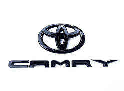Емблема задня + напис Toyota Camry (2017-2024р) Чорна Глянсова (на скотчі) PT948-03191-02