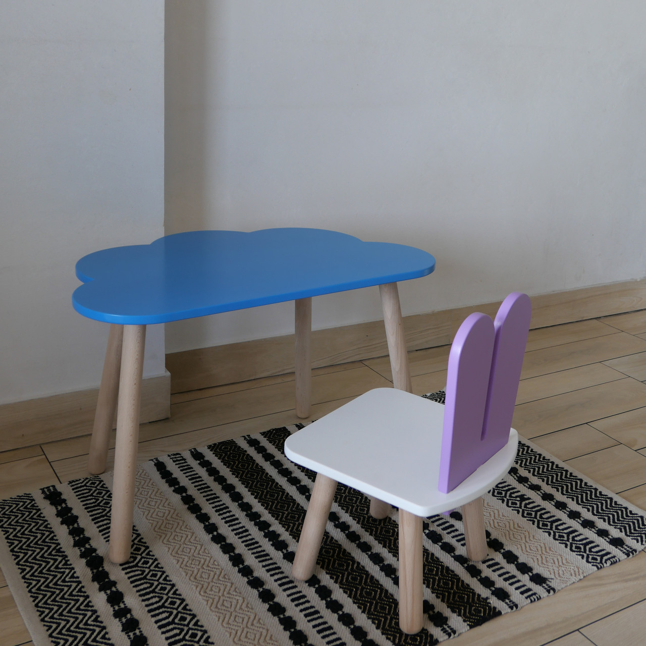 Комплект дитячий стіл блакитний хмаринка та стілець білий бузковий Зайчик. Для діток 1-ї групи зросту 93-116см, фото 1