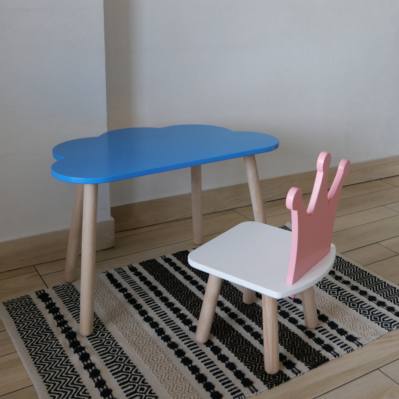 Комплект дитячий стіл блакитний хмаринка та стілець білий рожевий Корона. Для діток 1-ї групи зросту 93-116см, фото 1