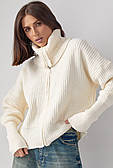 Светр жіночий в'язаний на блискавці з високим коміром, кремовий колір. Модель 4176