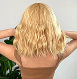 Перука з чубчиком хвиляста середньої довжини блонд (LC170-2), фото 4