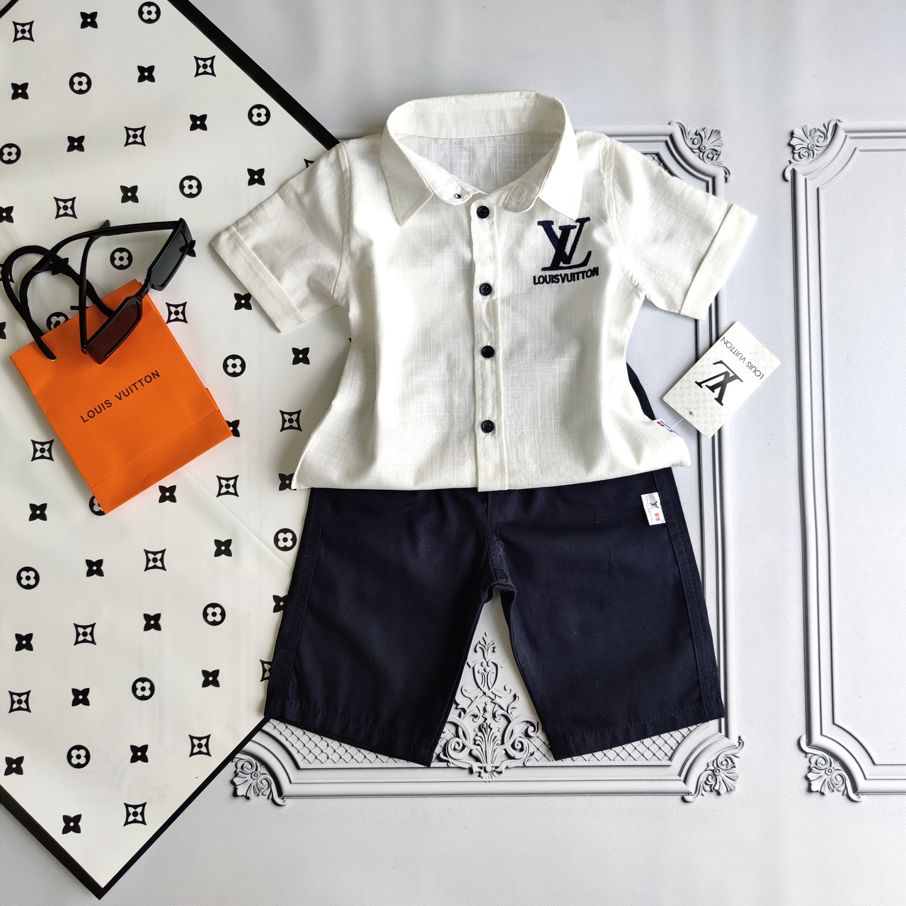 Дитячий літній костюм біла сорочка з коротким рукавом (шведка) з шортами для хлопчика Louis Vuitton
